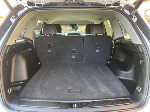 Certified 2023 Jeep Grand Cherokee Limited w/ Trailer Tow Prep Group (B) image 17