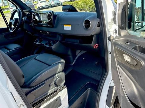 Used 2025 Mercedes-Benz Sprinter 2500 image 27