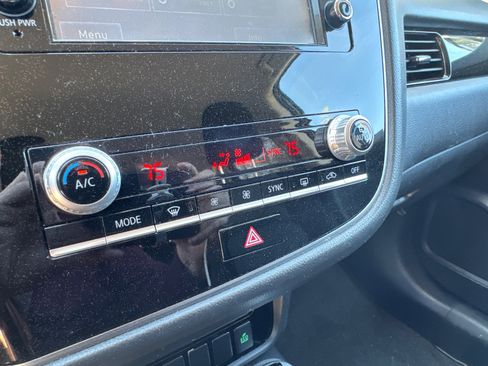 Used 2020 Mitsubishi Outlander ES image 27