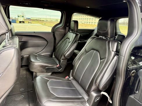 Used 2025 Chrysler Pacifica Select image 12
