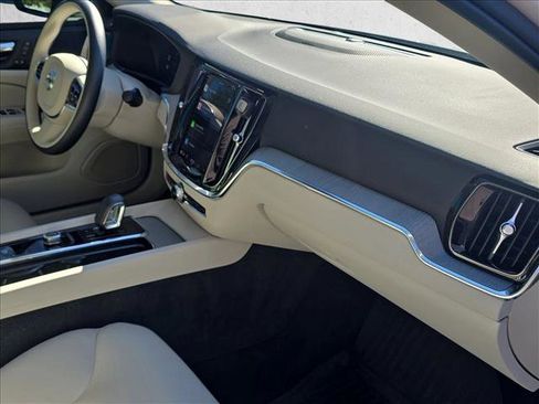 Used 2024 Volvo S60 B5 Plus image 20