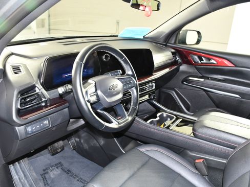 Used 2025 Chevrolet Traverse Z71 AWD/4WD image 2