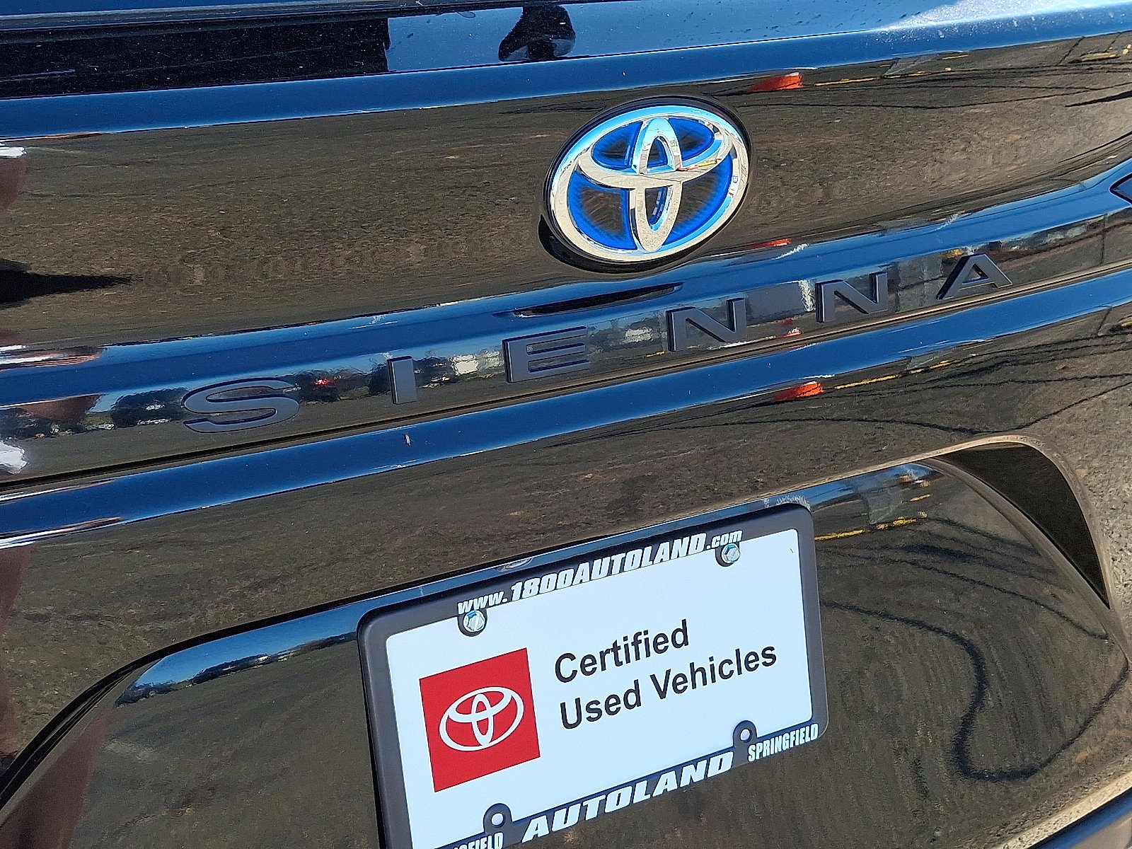 Certified 2025 Toyota Sienna LE AWD/4WD image 30