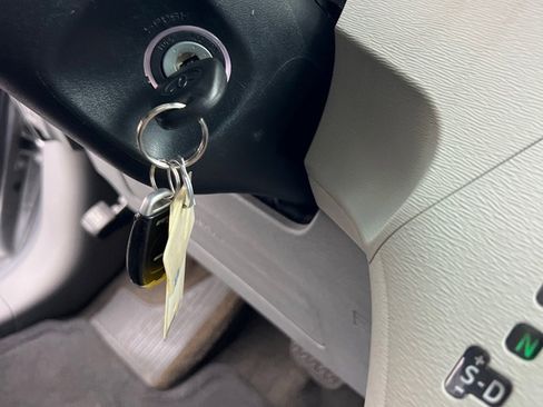 Used 2013 Toyota Sienna SE image 33