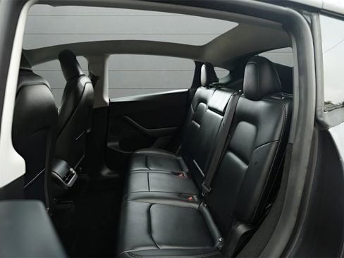 Used 2024 Tesla Model Y 2WD image 31