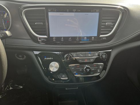 New 2026 Chrysler Pacifica Select image 15