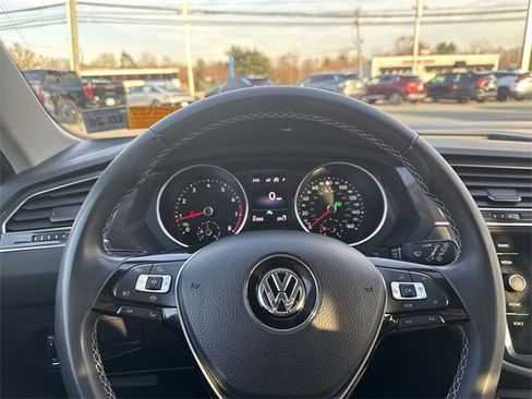 Used 2021 Volkswagen Tiguan SE w/ Panoramic Sunroof Package image 11