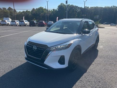 Used 2024 Nissan Kicks SR w/ SR Premium Package image 3