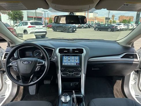 Used 2018 Ford Fusion SE w/ Fusion SE Technology Package FWD image 11