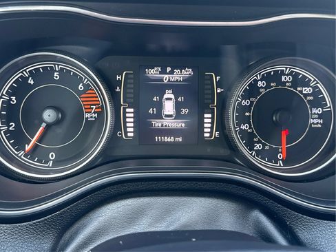 Used 2019 Jeep Cherokee Latitude Plus w/ Cold Weather Group AWD/4WD image 16