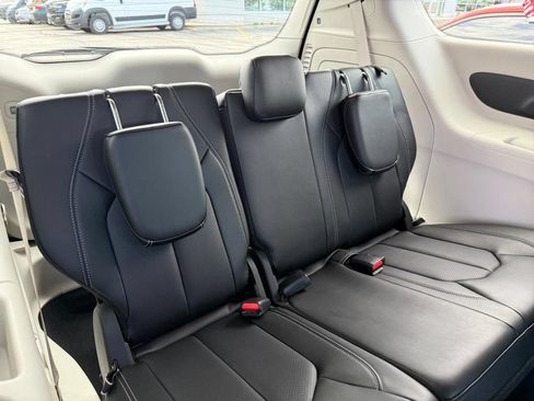 Used 2024 Chrysler Pacifica Limited FWD image 8