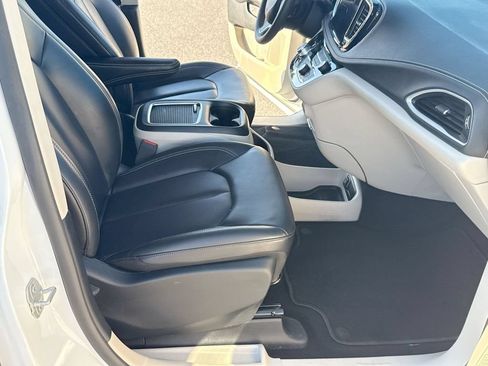 Used 2023 Chrysler Pacifica Touring-L FWD image 27