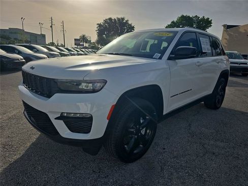 Used 2025 Jeep Grand Cherokee Limited w/ Black Appearance Package AWD/4WD image 7