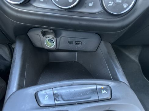 Used 2025 Chevrolet Trax RS w/ Sunroof Package FWD image 22