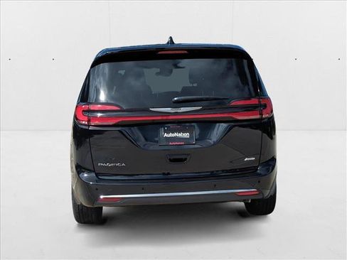 New 2025 Chrysler Pacifica Select AWD/4WD image 8