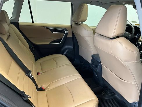 Used 2019 Toyota RAV4 XLE Premium w/ Cold Weather Package FWD image 8