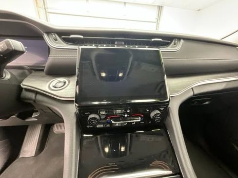 Used 2023 Jeep Grand Cherokee Limited AWD/4WD image 10