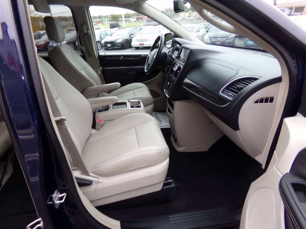 Used 2013 Chrysler Town & Country Touring FWD image 32