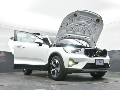 Used 2023 Volvo XC40 B5 Plus w/ Driver Assist Package AWD/4WD image 55