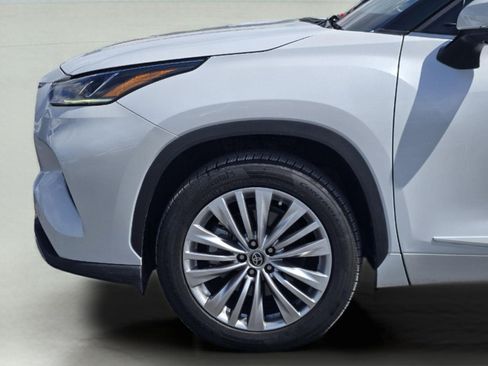 Used 2023 Toyota Highlander Platinum FWD image 9
