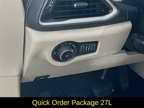 Used 2023 Chrysler Pacifica Touring-L image 15