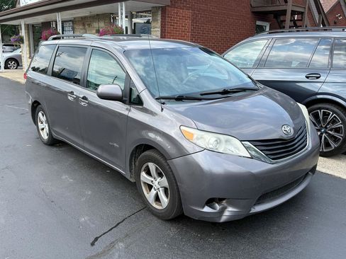 Used 2012 Toyota Sienna LE w/ Towing Pkg FWD image 2