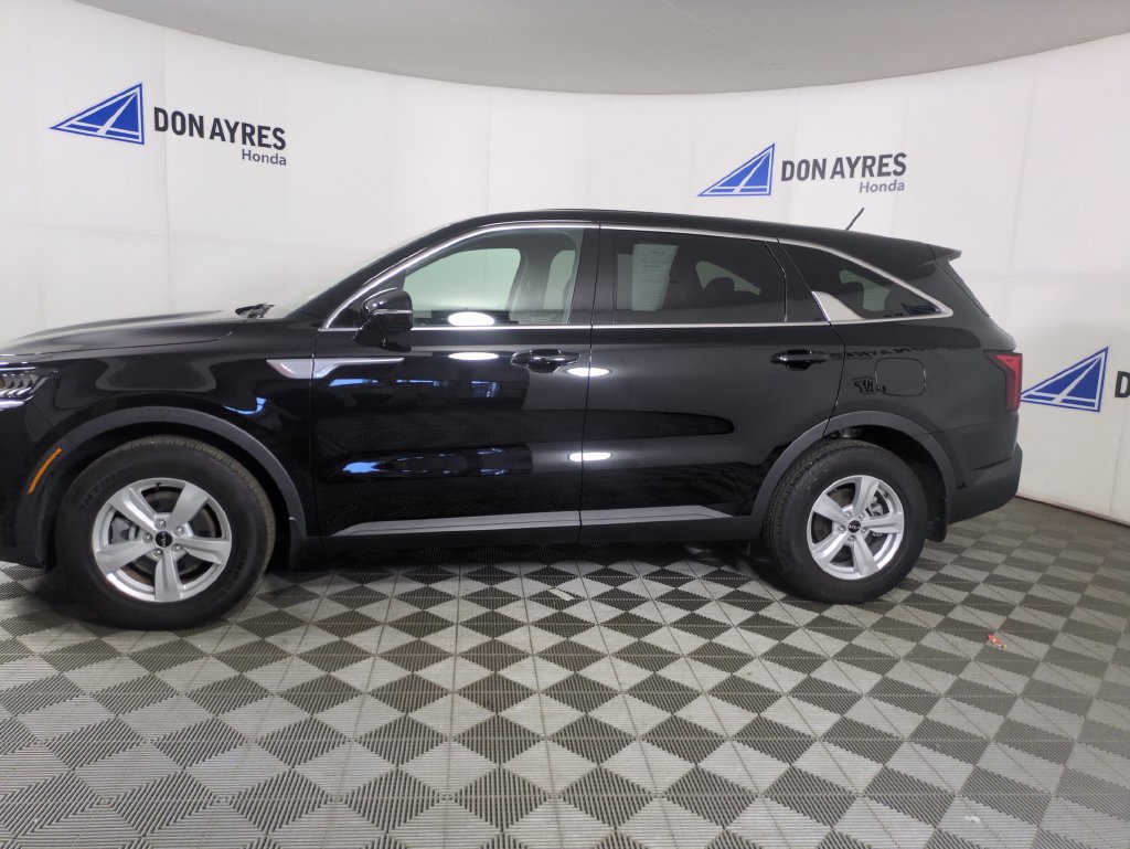Used 2023 Kia Sorento LX FWD image 2