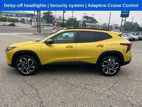 Used 2024 Chevrolet Trax RS w/ Sunroof Package FWD image 4