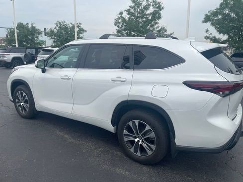 Used 2024 Toyota Highlander XLE AWD/4WD image 4