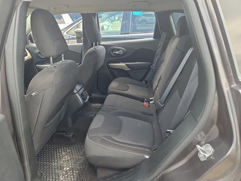 Used 2017 Jeep Cherokee Latitude w/ Cold Weather Group FWD image 12