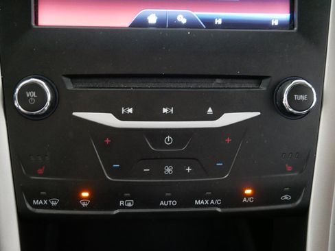 Used 2014 Ford Fusion SE w/ Equipment Group 202A image 23