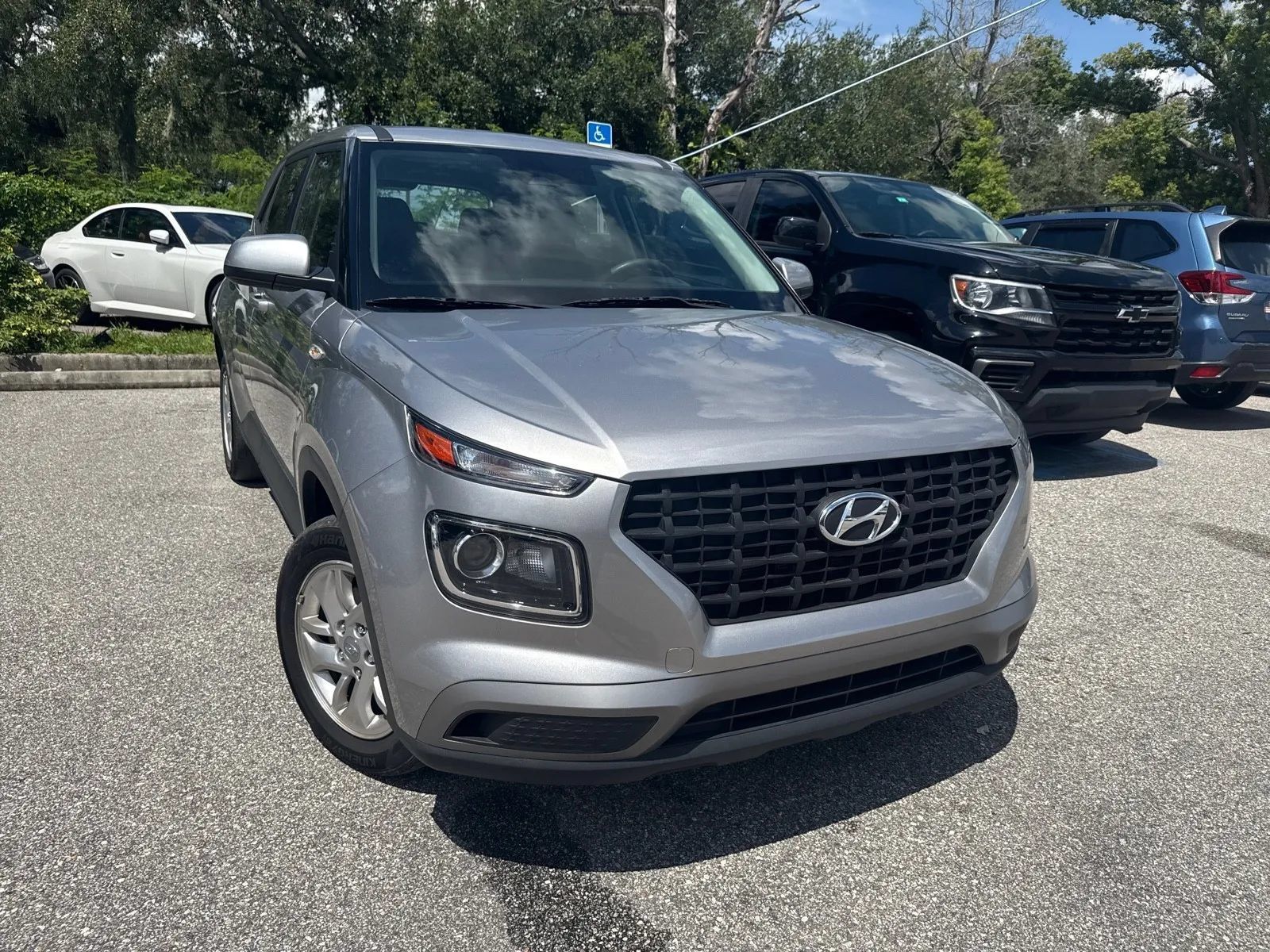 Used 2023 Hyundai Venue SE FWD image 5