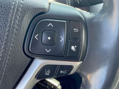 Used 2017 Toyota Highlander XLE FWD image 19