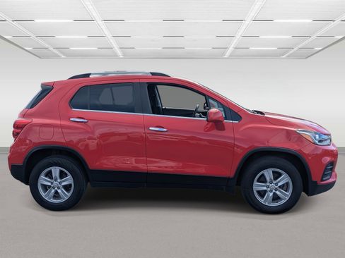 Used 2018 Chevrolet Trax LT w/ Sun & Sound Package image 6