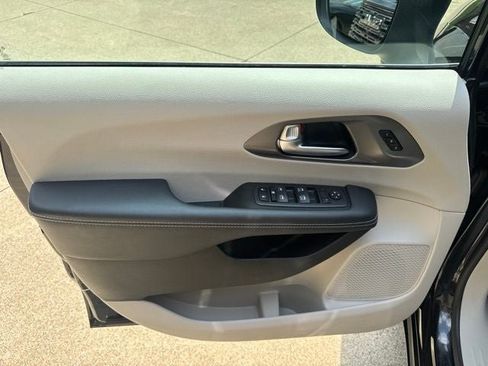 Used 2023 Chrysler Pacifica Touring-L AWD/4WD image 8
