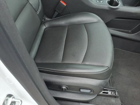 Used 2024 GMC Terrain SLT image 17