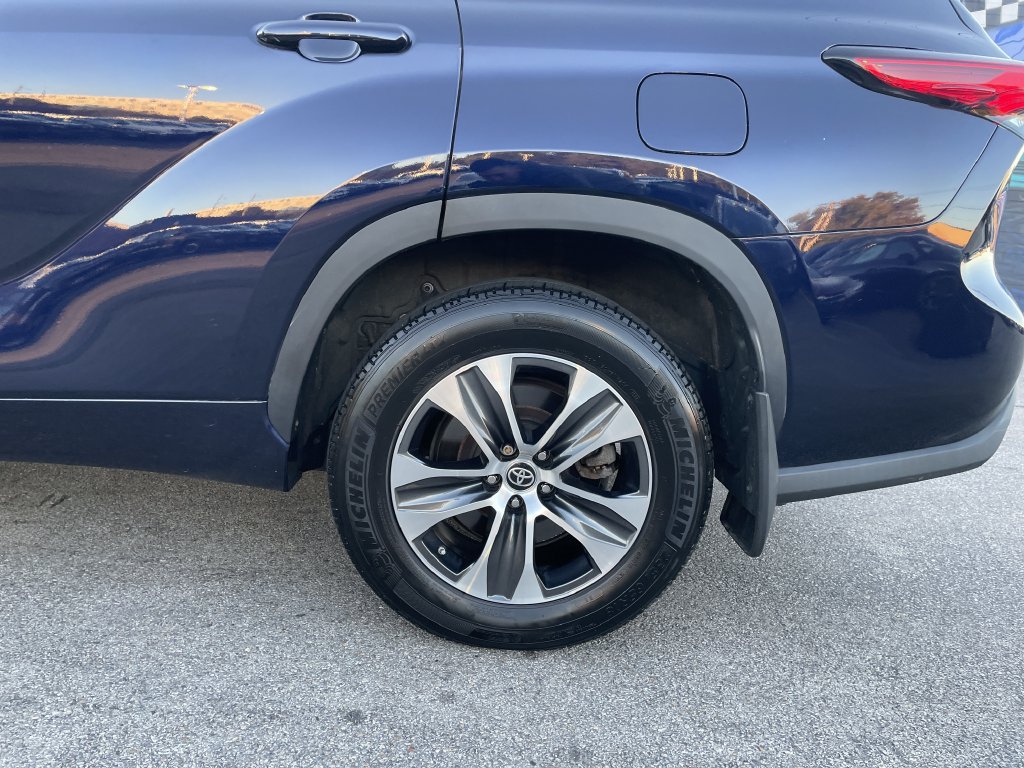 Used 2022 Toyota Highlander XLE AWD/4WD image 12