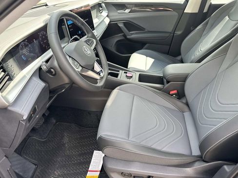 New 2025 Volkswagen Tiguan SE image 15