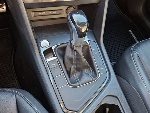 Certified 2022 Volkswagen Tiguan SE R-Line image 15