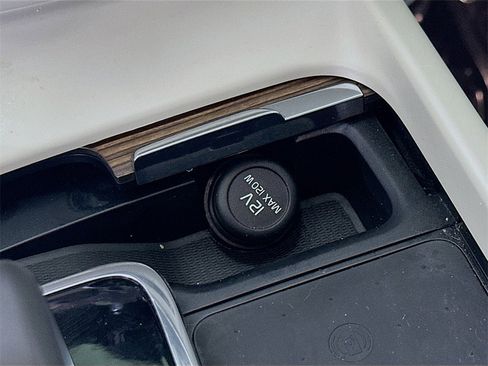 Used 2022 Volvo XC60 B5 Momentum w/ Climate Package image 30