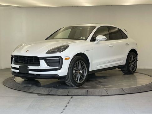 Certified 2023 Porsche Macan Base image 1