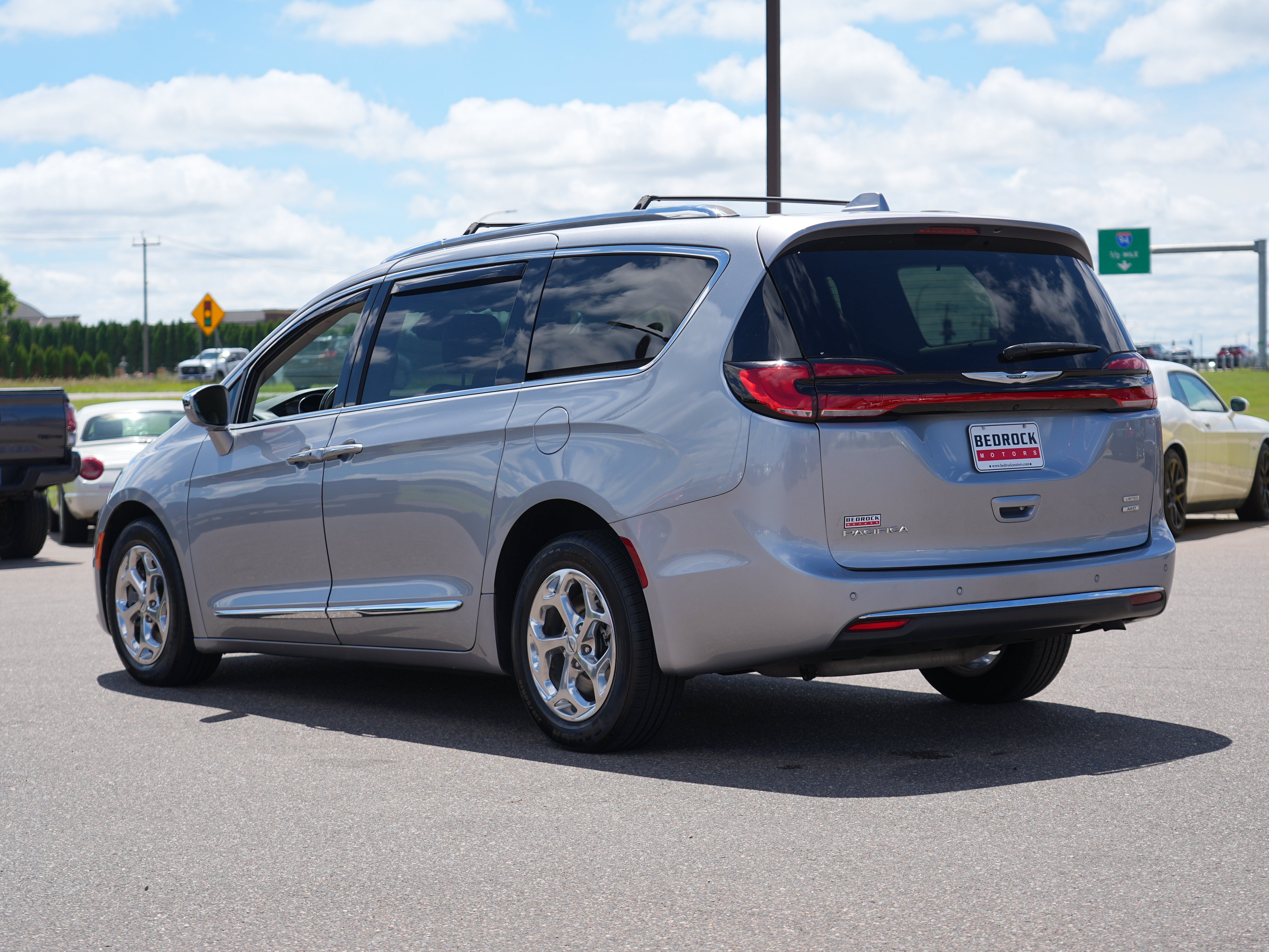 Used 2021 Chrysler Pacifica Limited AWD/4WD image 5