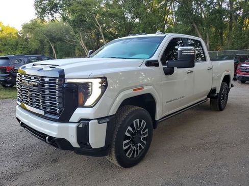 Used 2025 GMC Sierra 2500 Denali Ultimate AWD/4WD image 2