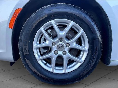 Used 2024 Chrysler Pacifica Touring-L image 11