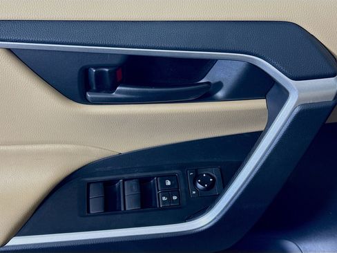 Used 2020 Toyota RAV4 LE image 23