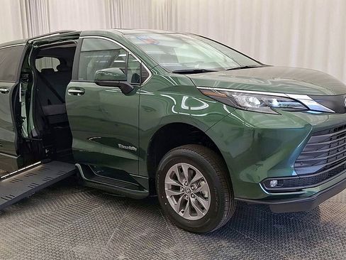 Used 2026 Toyota Sienna XLE FWD image 5