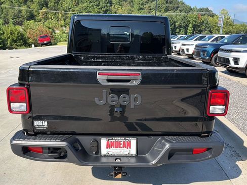 Used 2025 Jeep Gladiator Sport AWD/4WD image 4