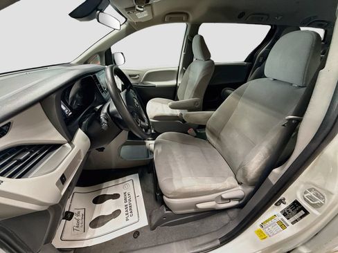 Used 2020 Toyota Sienna L FWD image 19