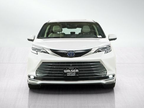 Used 2025 Toyota Sienna Platinum AWD/4WD image 8