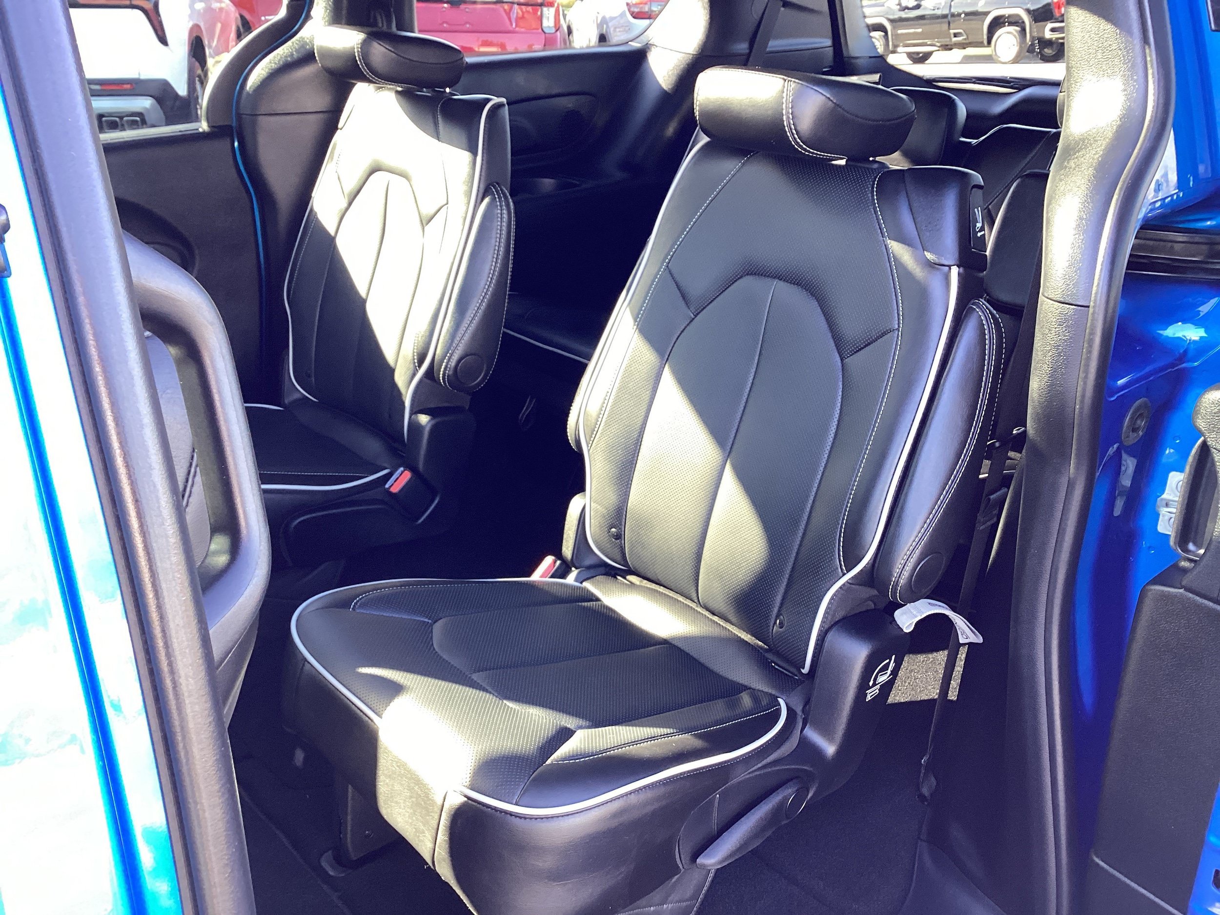 Used 2027 Chrysler Pacifica Limited FWD image 10